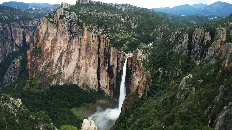 Rappel en las Barrancas del Cobre: Desciende la Peña del Gigante y desafía la altura.